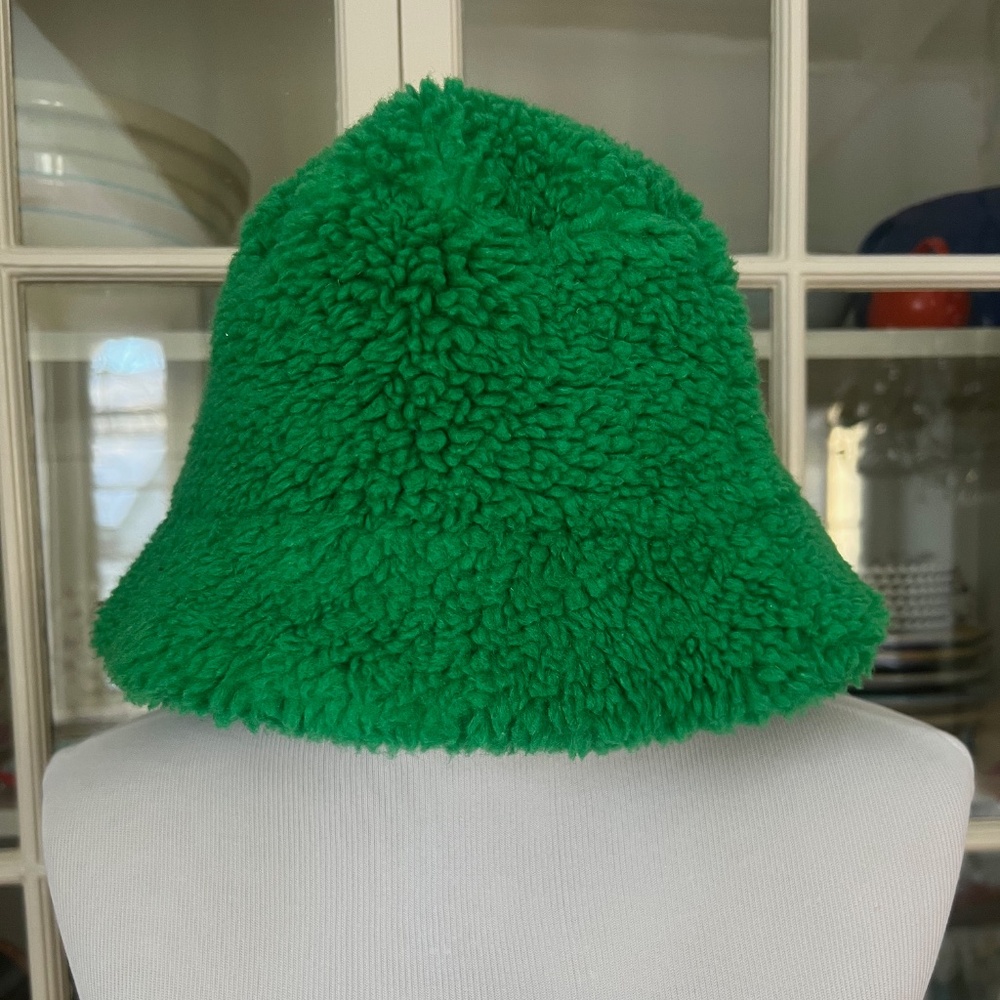 Apparis Gilly Cannaba Green Bucket Hat, Faux Shearling